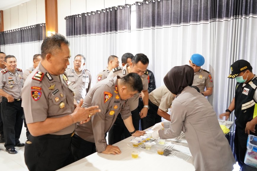 PJU dan Kapolsek Jajaran Ikut Tes Urine untuk Perkuat Kepercayaan Publik