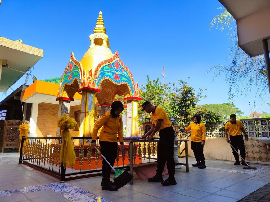 Sambut Hari Bhayangkara ke-80, Polres Malang Bersih-Bersih Vihara di Lawang   